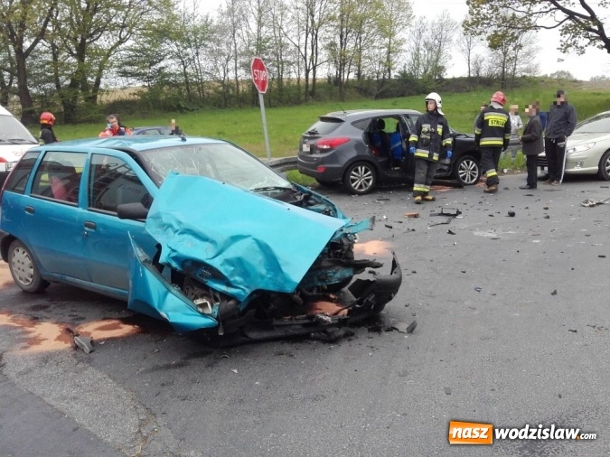 Zdjęcie w galerii na portalu naszwodzislaw.com: Kraksa w Syryni. Trzy osoby trafiły do szpitala wiadomości z regionu