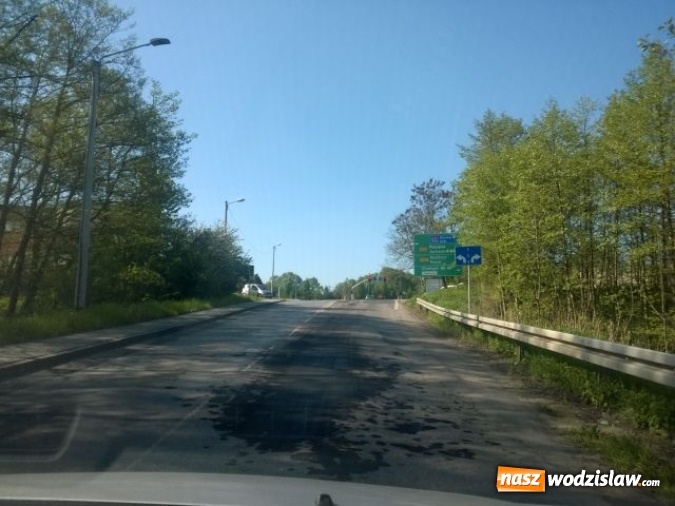 Zdjęcie w galerii na portalu naszwodzislaw.com: Zanieczyszczono kilka kilometrów dróg w Wodzisławiu Śląskim. Straż Miejska poszukuje świadków zdarzenia  wiadomości z regionu