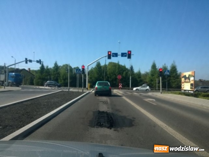 Zdjęcie w galerii na portalu naszwodzislaw.com: Zanieczyszczono kilka kilometrów dróg w Wodzisławiu Śląskim. Straż Miejska poszukuje świadków zdarzenia  wiadomości z regionu