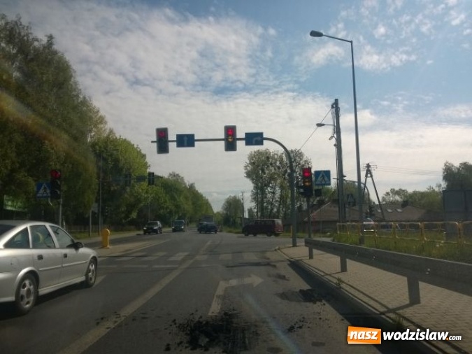 Zdjęcie w galerii na portalu naszwodzislaw.com: Zanieczyszczono kilka kilometrów dróg w Wodzisławiu Śląskim. Straż Miejska poszukuje świadków zdarzenia  wiadomości z regionu