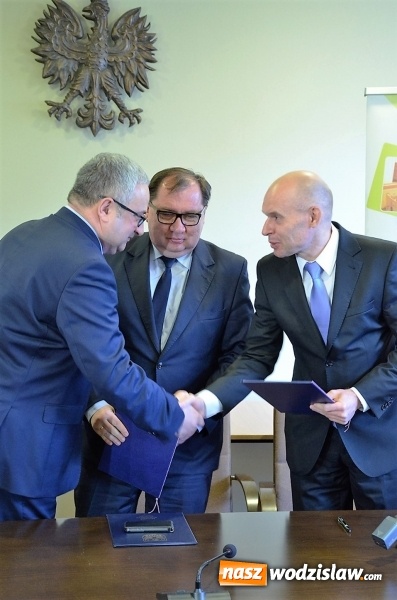 Zdjęcie w galerii na portalu naszwodzislaw.com: Podpisano umowę o współpracy Funduszu z GIG  wiadomości z regionu