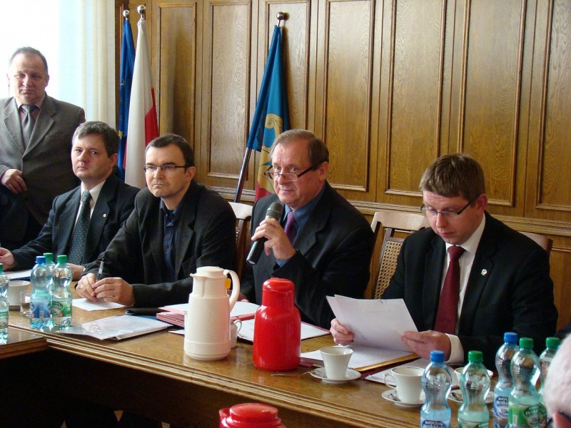Zdjęcie w galerii na portalu naszwodzislaw.com: Wielkie pojednanie w magistracie wiadomości z regionu
