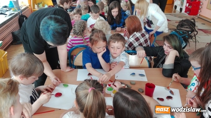 Zdjęcie w galerii na portalu naszwodzislaw.com: Licealiści wodzisławskiego Plastyka cyklicznie odwiedzają Przedszkole numer 6. W jakim celu?  wiadomości z regionu