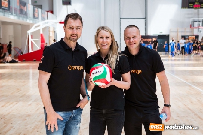 Zdjęcie w galerii na portalu naszwodzislaw.com: Dzieci vs. Gwiazdy - mecz z Jerzym Dudkiem, Mileną Radecką i Marcinem Urbasiem podczas Road Show we Wrocławiu. Udział wzięli r&oacute;wnież wodzisławianie wiadomości z regionu