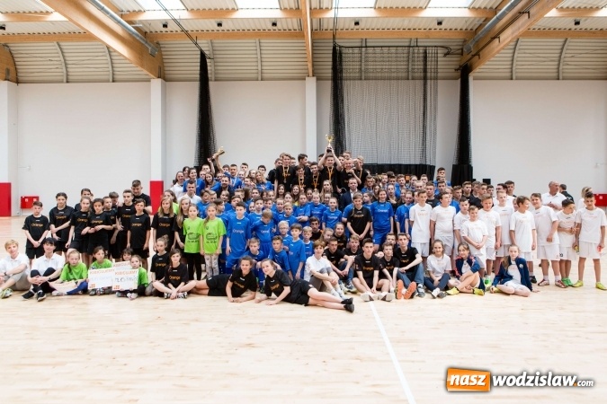 Zdjęcie w galerii na portalu naszwodzislaw.com: Dzieci vs. Gwiazdy - mecz z Jerzym Dudkiem, Mileną Radecką i Marcinem Urbasiem podczas Road Show we Wrocławiu. Udział wzięli r&oacute;wnież wodzisławianie wiadomości z regionu