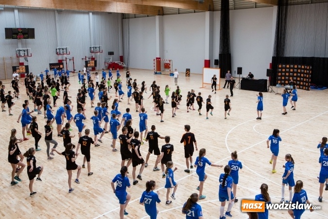 Zdjęcie w galerii na portalu naszwodzislaw.com: Dzieci vs. Gwiazdy - mecz z Jerzym Dudkiem, Mileną Radecką i Marcinem Urbasiem podczas Road Show we Wrocławiu. Udział wzięli r&oacute;wnież wodzisławianie wiadomości z regionu