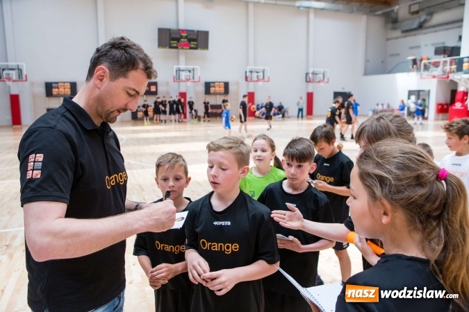 Zdjęcie w galerii na portalu naszwodzislaw.com: Dzieci vs. Gwiazdy - mecz z Jerzym Dudkiem, Mileną Radecką i Marcinem Urbasiem podczas Road Show we Wrocławiu. Udział wzięli r&oacute;wnież wodzisławianie wiadomości z regionu