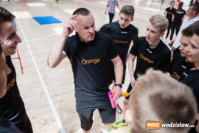 Zdjęcie w galerii na portalu naszwodzislaw.com: Dzieci vs. Gwiazdy - mecz z Jerzym Dudkiem, Mileną Radecką i Marcinem Urbasiem podczas Road Show we Wrocławiu. Udział wzięli r&oacute;wnież wodzisławianie wiadomości z regionu