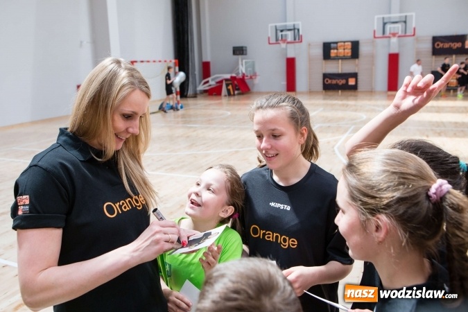 Zdjęcie w galerii na portalu naszwodzislaw.com: Dzieci vs. Gwiazdy - mecz z Jerzym Dudkiem, Mileną Radecką i Marcinem Urbasiem podczas Road Show we Wrocławiu. Udział wzięli r&oacute;wnież wodzisławianie wiadomości z regionu