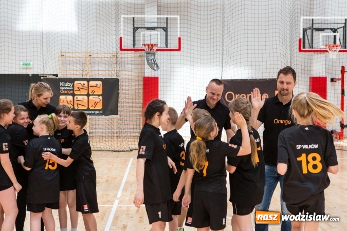 Zdjęcie w galerii na portalu naszwodzislaw.com: Dzieci vs. Gwiazdy - mecz z Jerzym Dudkiem, Mileną Radecką i Marcinem Urbasiem podczas Road Show we Wrocławiu. Udział wzięli r&oacute;wnież wodzisławianie wiadomości z regionu