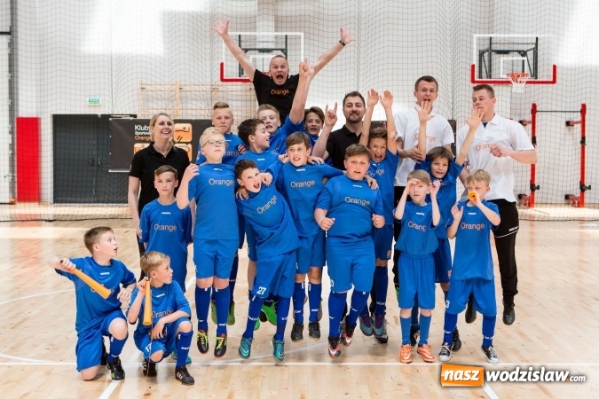 Zdjęcie w galerii na portalu naszwodzislaw.com: Dzieci vs. Gwiazdy - mecz z Jerzym Dudkiem, Mileną Radecką i Marcinem Urbasiem podczas Road Show we Wrocławiu. Udział wzięli r&oacute;wnież wodzisławianie wiadomości z regionu