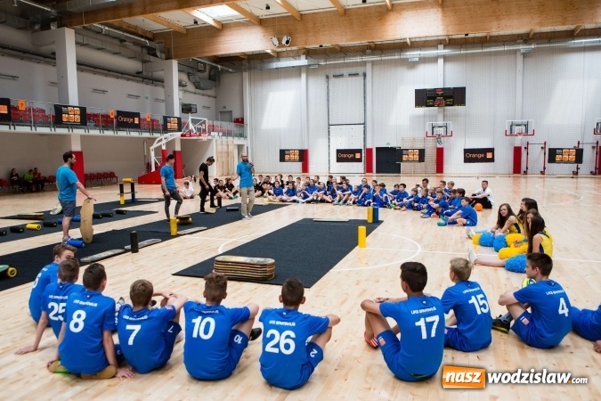 Zdjęcie w galerii na portalu naszwodzislaw.com: Dzieci vs. Gwiazdy - mecz z Jerzym Dudkiem, Mileną Radecką i Marcinem Urbasiem podczas Road Show we Wrocławiu. Udział wzięli r&oacute;wnież wodzisławianie wiadomości z regionu