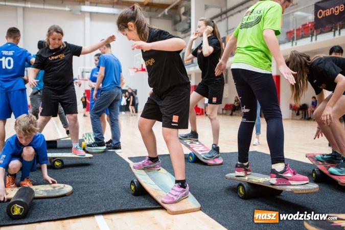 Zdjęcie w galerii na portalu naszwodzislaw.com: Dzieci vs. Gwiazdy - mecz z Jerzym Dudkiem, Mileną Radecką i Marcinem Urbasiem podczas Road Show we Wrocławiu. Udział wzięli r&oacute;wnież wodzisławianie wiadomości z regionu
