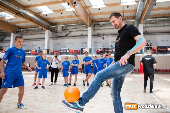 Zdjęcie w galerii na portalu naszwodzislaw.com: Dzieci vs. Gwiazdy - mecz z Jerzym Dudkiem, Mileną Radecką i Marcinem Urbasiem podczas Road Show we Wrocławiu. Udział wzięli r&oacute;wnież wodzisławianie wiadomości z regionu