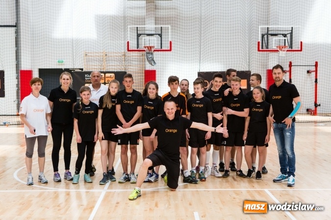 Zdjęcie w galerii na portalu naszwodzislaw.com: Dzieci vs. Gwiazdy - mecz z Jerzym Dudkiem, Mileną Radecką i Marcinem Urbasiem podczas Road Show we Wrocławiu. Udział wzięli r&oacute;wnież wodzisławianie wiadomości z regionu