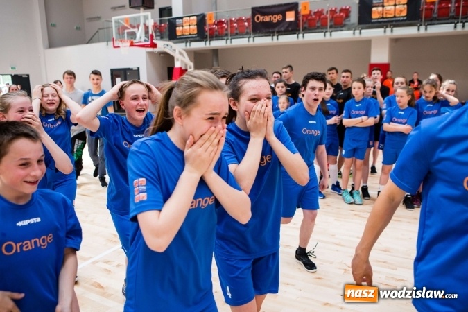 Zdjęcie w galerii na portalu naszwodzislaw.com: Dzieci vs. Gwiazdy - mecz z Jerzym Dudkiem, Mileną Radecką i Marcinem Urbasiem podczas Road Show we Wrocławiu. Udział wzięli r&oacute;wnież wodzisławianie wiadomości z regionu