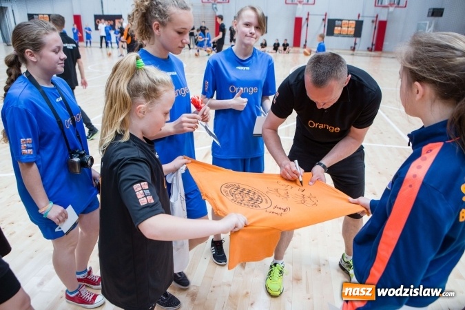 Zdjęcie w galerii na portalu naszwodzislaw.com: Dzieci vs. Gwiazdy - mecz z Jerzym Dudkiem, Mileną Radecką i Marcinem Urbasiem podczas Road Show we Wrocławiu. Udział wzięli r&oacute;wnież wodzisławianie wiadomości z regionu