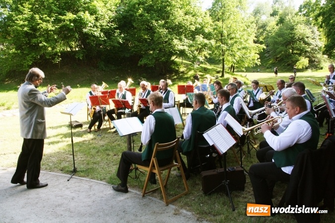 Zdjęcie w galerii na portalu naszwodzislaw.com: Orkiestra Dęta KWK Marcel zagrała przy tężni wiadomości z regionu