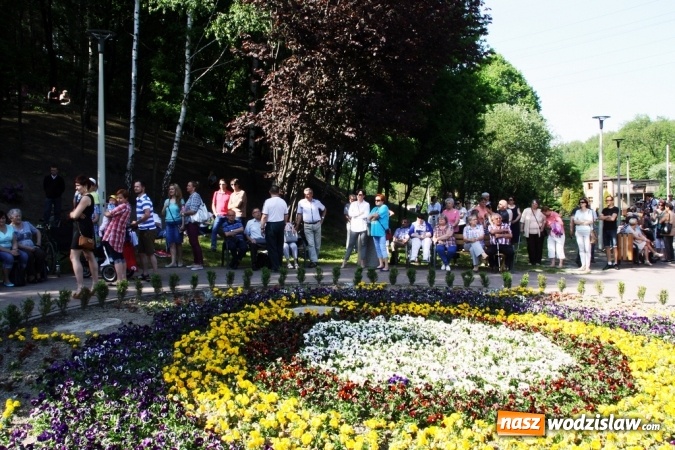 Zdjęcie w galerii na portalu naszwodzislaw.com: Orkiestra Dęta KWK Marcel zagrała przy tężni wiadomości z regionu