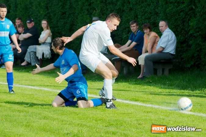 Zdjęcie w galerii na portalu naszwodzislaw.com: Naprzód z Krzyżkowic przerwał fenomenalną passę Kornowaca wiadomości z regionu