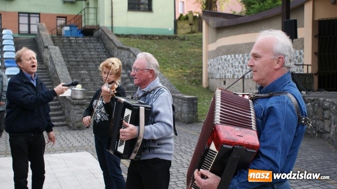 Zdjęcie w galerii na portalu naszwodzislaw.com: Jubileuszowa majówka chórzystów na terenie Ośrodka Kultury w Mszanie wiadomości z regionu