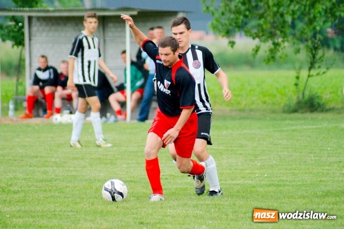 Zdjęcie w galerii na portalu naszwodzislaw.com: Dwa szybkie gole Raszczoka nie pomogły rezerwom Czyżowic. Wicelider z Bieńkowic lepszy wiadomości z regionu