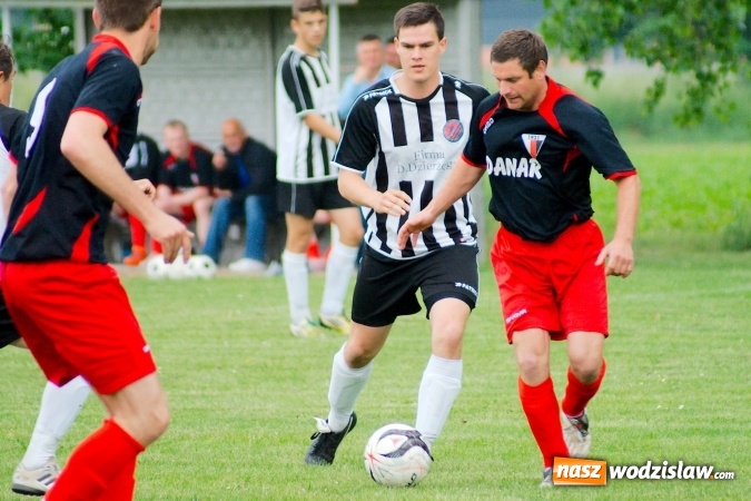 Zdjęcie w galerii na portalu naszwodzislaw.com: Dwa szybkie gole Raszczoka nie pomogły rezerwom Czyżowic. Wicelider z Bieńkowic lepszy wiadomości z regionu