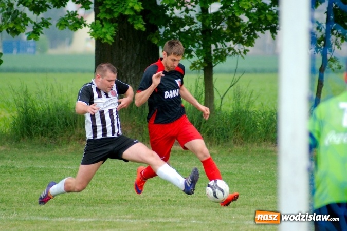 Zdjęcie w galerii na portalu naszwodzislaw.com: Dwa szybkie gole Raszczoka nie pomogły rezerwom Czyżowic. Wicelider z Bieńkowic lepszy wiadomości z regionu
