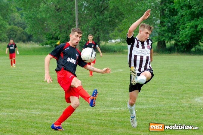 Zdjęcie w galerii na portalu naszwodzislaw.com: Dwa szybkie gole Raszczoka nie pomogły rezerwom Czyżowic. Wicelider z Bieńkowic lepszy wiadomości z regionu