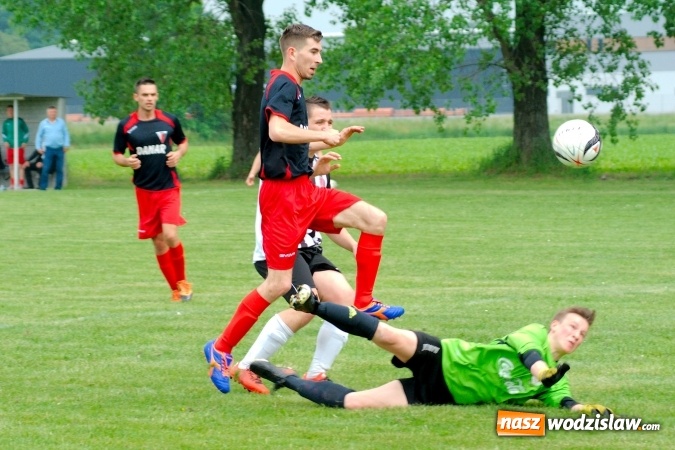 Zdjęcie w galerii na portalu naszwodzislaw.com: Dwa szybkie gole Raszczoka nie pomogły rezerwom Czyżowic. Wicelider z Bieńkowic lepszy wiadomości z regionu