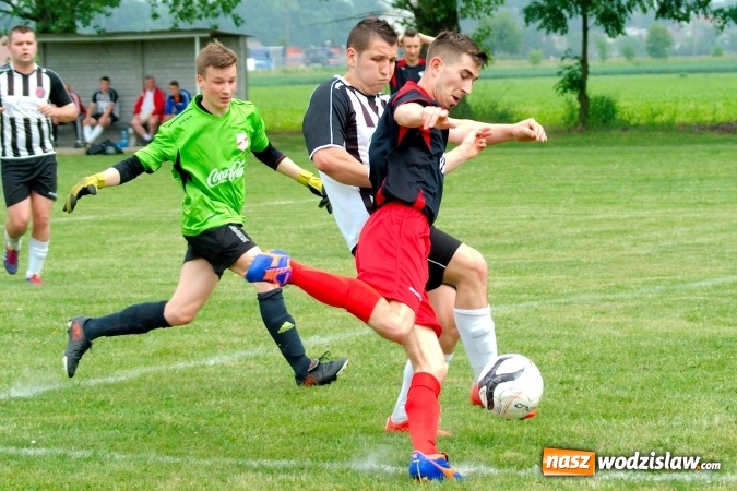 Zdjęcie w galerii na portalu naszwodzislaw.com: Dwa szybkie gole Raszczoka nie pomogły rezerwom Czyżowic. Wicelider z Bieńkowic lepszy wiadomości z regionu