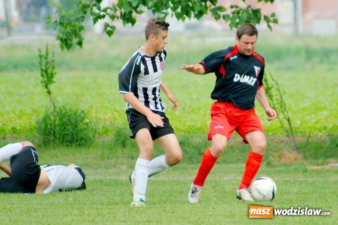 Zdjęcie w galerii na portalu naszwodzislaw.com: Dwa szybkie gole Raszczoka nie pomogły rezerwom Czyżowic. Wicelider z Bieńkowic lepszy wiadomości z regionu