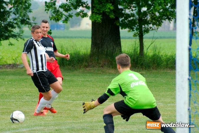 Zdjęcie w galerii na portalu naszwodzislaw.com: Dwa szybkie gole Raszczoka nie pomogły rezerwom Czyżowic. Wicelider z Bieńkowic lepszy wiadomości z regionu