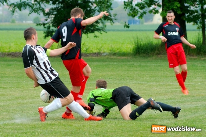 Zdjęcie w galerii na portalu naszwodzislaw.com: Dwa szybkie gole Raszczoka nie pomogły rezerwom Czyżowic. Wicelider z Bieńkowic lepszy wiadomości z regionu