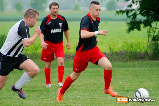 Zdjęcie w galerii na portalu naszwodzislaw.com: Dwa szybkie gole Raszczoka nie pomogły rezerwom Czyżowic. Wicelider z Bieńkowic lepszy wiadomości z regionu