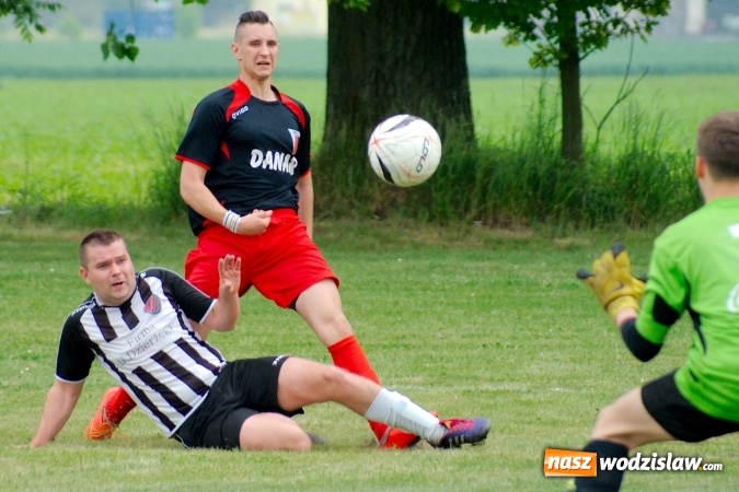 Zdjęcie w galerii na portalu naszwodzislaw.com: Dwa szybkie gole Raszczoka nie pomogły rezerwom Czyżowic. Wicelider z Bieńkowic lepszy wiadomości z regionu