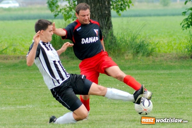 Zdjęcie w galerii na portalu naszwodzislaw.com: Dwa szybkie gole Raszczoka nie pomogły rezerwom Czyżowic. Wicelider z Bieńkowic lepszy wiadomości z regionu