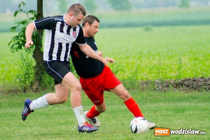 Zdjęcie w galerii na portalu naszwodzislaw.com: Dwa szybkie gole Raszczoka nie pomogły rezerwom Czyżowic. Wicelider z Bieńkowic lepszy wiadomości z regionu
