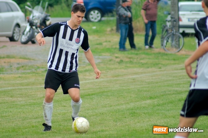 Zdjęcie w galerii na portalu naszwodzislaw.com: Dwa szybkie gole Raszczoka nie pomogły rezerwom Czyżowic. Wicelider z Bieńkowic lepszy wiadomości z regionu