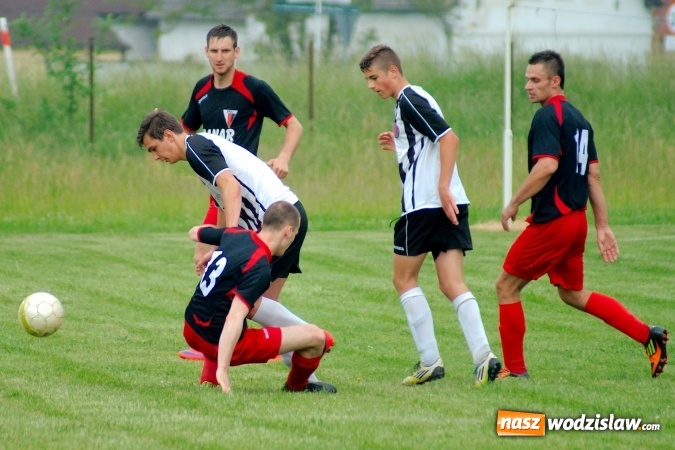 Zdjęcie w galerii na portalu naszwodzislaw.com: Dwa szybkie gole Raszczoka nie pomogły rezerwom Czyżowic. Wicelider z Bieńkowic lepszy wiadomości z regionu
