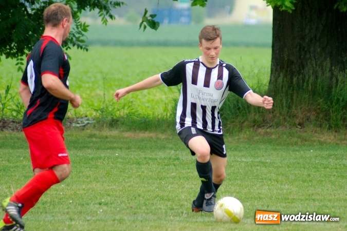 Zdjęcie w galerii na portalu naszwodzislaw.com: Dwa szybkie gole Raszczoka nie pomogły rezerwom Czyżowic. Wicelider z Bieńkowic lepszy wiadomości z regionu