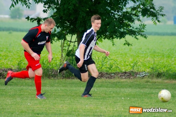 Zdjęcie w galerii na portalu naszwodzislaw.com: Dwa szybkie gole Raszczoka nie pomogły rezerwom Czyżowic. Wicelider z Bieńkowic lepszy wiadomości z regionu
