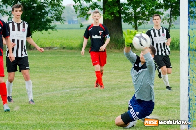 Zdjęcie w galerii na portalu naszwodzislaw.com: Dwa szybkie gole Raszczoka nie pomogły rezerwom Czyżowic. Wicelider z Bieńkowic lepszy wiadomości z regionu