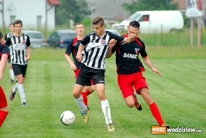Zdjęcie w galerii na portalu naszwodzislaw.com: Dwa szybkie gole Raszczoka nie pomogły rezerwom Czyżowic. Wicelider z Bieńkowic lepszy wiadomości z regionu