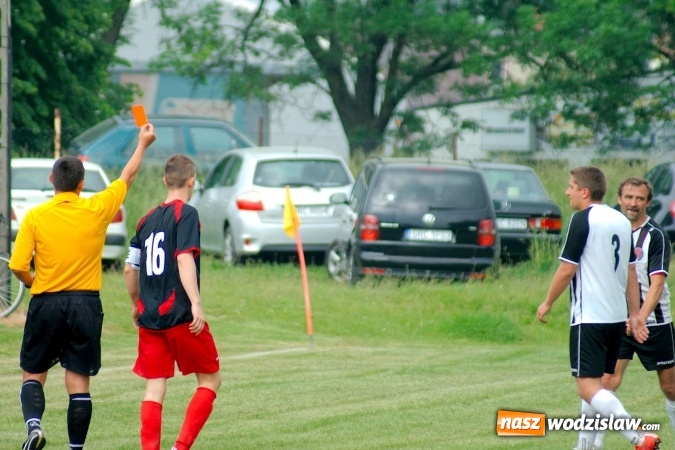 Zdjęcie w galerii na portalu naszwodzislaw.com: Dwa szybkie gole Raszczoka nie pomogły rezerwom Czyżowic. Wicelider z Bieńkowic lepszy wiadomości z regionu