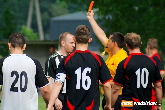 Zdjęcie w galerii na portalu naszwodzislaw.com: Dwa szybkie gole Raszczoka nie pomogły rezerwom Czyżowic. Wicelider z Bieńkowic lepszy wiadomości z regionu