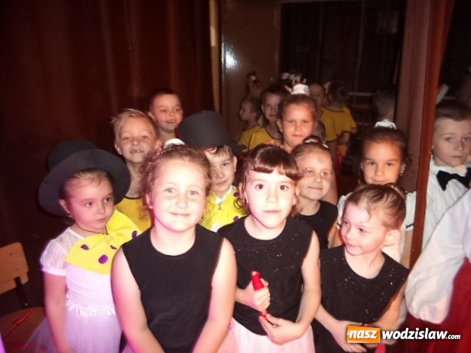 Zdjęcie w galerii na portalu naszwodzislaw.com: Przedszkolaki z dwójki wystąpiły dla swoich rodziców  wiadomości z regionu