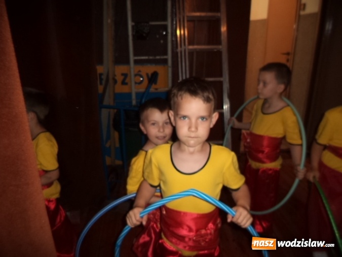 Zdjęcie w galerii na portalu naszwodzislaw.com: Przedszkolaki z dwójki wystąpiły dla swoich rodziców  wiadomości z regionu