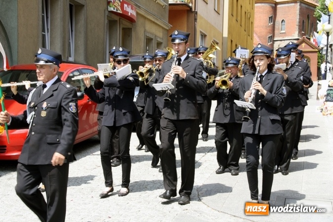 Zdjęcie w galerii na portalu naszwodzislaw.com: Strażacy świętowali na wodzisławskim Rynku  wiadomości z regionu