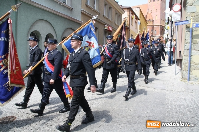 Zdjęcie w galerii na portalu naszwodzislaw.com: Strażacy świętowali na wodzisławskim Rynku  wiadomości z regionu